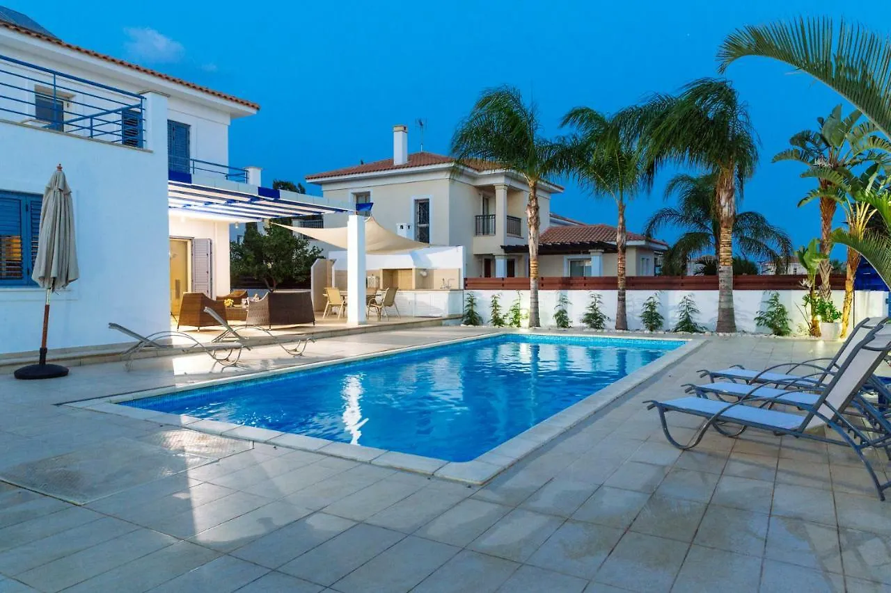 Nirvana Seaside Villa Periwolia